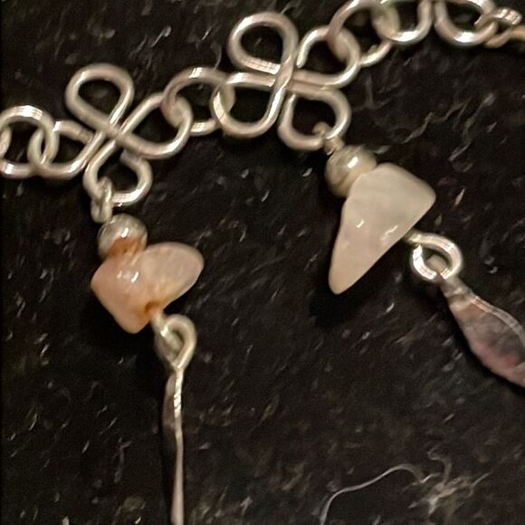 Bohemian 9” silver tone bracelet w/7 raw quartz charm dangles & hook/latch clasp - Picture 5 of 15